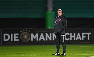 Hofft auf viele Tore gegen Liechtenstein als Stimmungsaufheller: Bundestrainer Hansi Flick. - Foto: Swen Pförtner/dpa