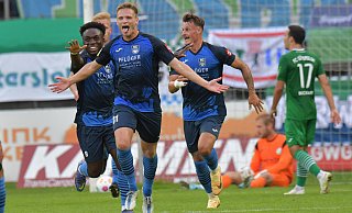 3.567 Zuschauer sehen das Derby im Gütersloher Ohlendorfstadion im Heidewald. - Jens Dünhölter
