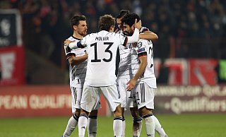 Die DFB-Elf um Doppelpacker Ilkay Gündogan (r.) setzte sich souverän in Armenien durch. - Foto: Christian Charisius/dpa