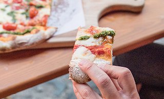 Pizza und Pinsa sehen sich sehr ähnlich - doch der Teig ist anders. - Robert Günther/dpa-tmn