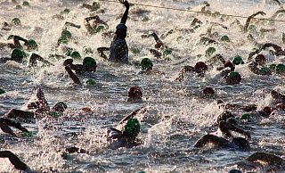 Die Triathleten starten in den Schwimm-Wettbewerb. (Symbolfoto) - Pixabay/skeeze Die Triathleten starten in den Schwimm-Wettbewerb. (Symbolfoto) - Pixabay/skeeze