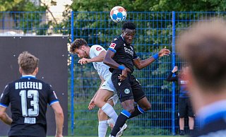 Sommerneuzugang Bryan Lasme erzielt für Arminia Bielefeld den Führungstreffer im Test gegen Wiedenbrück. - Andreas Zobe