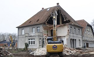 Von zwei Seiten rücken die Bagger dem Hotelkomplex zu Leibe. Der Abriss des Gasthauses „Waldhof" soll in drei Wochen erledigt sein. - Burkhard Hoeltzenbein