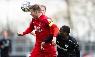 Lukas Nottbeck (Köln) und Ba-Muaka Simakala (Rödinghausen) im direkten Schlagabtausch. - Noah Wedel