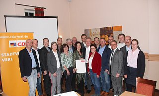 Mit diesen Direktkandidatinnen und -kandidaten gehen der CDU-Vorsitzende Matthias Humpert (3. v. l.) und Fraktionsvorsitzende Gabriele Nitsch (9. v. l.) in die Kommunalwahl 2020. - Rolf Birkholz