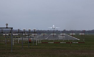 Abflug: Die Start- und Landebahn wurde 2009 für rund zwei Millionen Euro verlängert. Genutzt worden ist die volle Länge noch nie. Das könnte spätestens 2024 zu Problemen führen. - Jens Reddeker