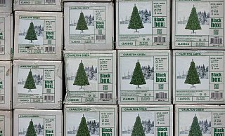 Verpackte Weihnachtsbäume aus Kunststoff (PVC) in einem Baumarkt. - Rolf Vennenbernd/dpa