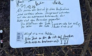 Dieser Zettel mit einem Appell und zwei weniger hilfreichen Texten hängt an der Sperre. Foto: Privat - Privat