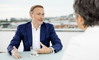 Christian Lindner (FDP), Bundesfinanzminister, während der Aufzeichnung des ZDF-Sommerinterviews. - Thomas Kierok/ZDF/dpa