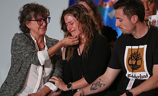 Viele der Angehörigen von Opfern der Flutkatastrophe 2024 in Valencia brachen bei der offiziellen Trauerveranstaltung in Tränen aus. - Alberto Saiz/AP/dpa