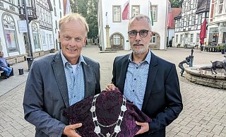 Der 1. Dechant Hans-Dieter Mönnikes und Oberst Dirk Wellsow präsentieren die neue Kette für den ersten Brakeler Jungkönigsschützen. - Burkhard Battran