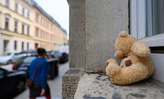 Ein Plüschteddy liegt in der Dresdner Neustadt auf einem Fensterbrett. - Foto: Robert Michael/dpa-Zentralbild/dpa