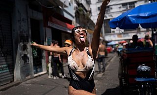 Die Stadtverwaltung in Rio de Janeiro hat wegen der Pandemie den berühmten Straßenkarneval abgesagt. - Foto: Silvia Izquierdo/AP/dpa