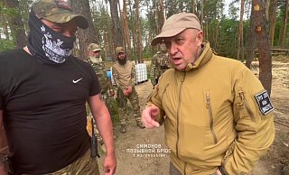 Jewgeni Prigoschin (r.) im an einem ungenannten Ort im Gespräch mit einem seiner Soldaten. - PRIGOZHIN PRESS SERVICE/AP/dpa