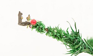 Ein Zweig am Weihnachtsbaum von 1920, der für 2600 Pfund (3025 Euro) versteigert wurde. - Mark Laban/HANSONS AUCTIONEERS & VALUERS LTD/dpa