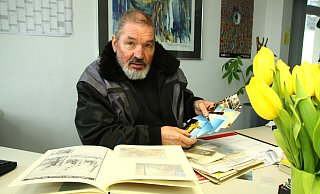 Gesammelt: Rüdiger Bartsch hat ein Album über den Kirchenbrand erstellt. - Foto: Susanne Lahr
