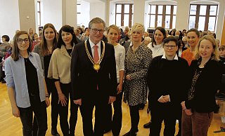 Eva Dreier und Sarah Lau (Poetry-Slammerinnen, v. l.), Anne Weber (Wissenschaftlerin), Michael Dreier (Bürgermeister), Christiane Boschin-Heinz (Leiterin der Stabstelle Digitalisierung), Mechthild Pleininger (Vorsitzende der Gleichstellungskommission), Jutta Schmitz-Kießler (Wissenschaftlerin), Francesca Schmidt (Referentin), Julia Ures (Moderatorin) und Dagmar Drüke (Gleichstellungsbeauftragte). - Viktoria Bartsch