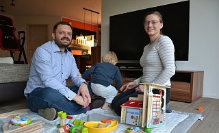 Michael und Marleen Schönbeck mit Sohn Mattheo im heimischen Wohnzimmer in Spenge. - Susanne Blersch