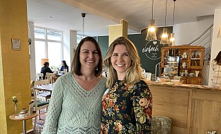 Judith Klamer (l.) und Lea Lücking betreiben nebenberuflich und ehrenamtlich ein Café in den Königshofkolonnaden. - Nicole Sielermann