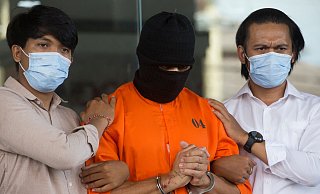 Der Verdächtige wurde nach seiner Festnahme im Mai in einem orangen Sträflingsanzug der Presse vorgeführt. - Firdia Lisnawati/AP/dpa