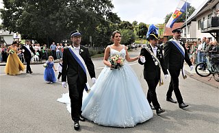 Sebastian Schnückel und Christin Strümper sind Mittelpunkt beim Festumzug durch die Calenberger Straßen. - Simone Flörke