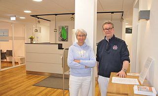 Die beiden Allgemeinmediziner Arno Schäfer und Susanne Wiese vor dem Teil ihrer Praxis in Steinhagen, auf den sie in den kommenden Wochen verzichten müssen. - Frank Jasper