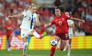 Svenja Fölmli (r) im Duell mit Finnlands Eva Nyström. - Alessandra Tarantino/AP/dpa