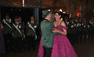 Das Schützenkönigspaar eröffnet in Himmighausen die Tanzfläche. - Lennart Schlütz