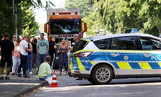 Eltern, deren Kinder in der Sekundarschule warten mussten, sind nach der Nachricht des Polizeieinsatzes zum Schulgelände geeilt. - Alex Lehn