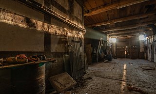Andreas Lange erkundet die Diele eines leerstehenden Bauernhauses von 1778. Der Urban Explorer hält sich an die ethischen Regeln der Urbexer-Szene. - Andreas L.Studios
