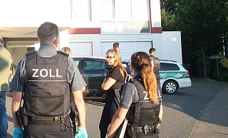 Die Aufnahme zeigt die Zollaktion am Donnerstagmorgen. Rechts ist die Durchfahrt zum Parkplatz zu sehen, wo die Autos standen. - Jobst Lüdeking