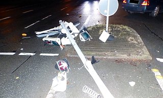 Der Ampelmast wurde von dem Auto überrollt. - Foto: Polizei Minden-Lübbecke