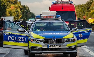 Bevor die Polizei das Pannenfahrzeug absichern konnte, rammte ein Lkw den Opel aus Bielefeld. - Symbolfoto: Paul Brinkmann Bevor die Polizei das Pannenfahrzeug absichern konnte, rammte ein Lkw den Opel aus Bielefeld. - Symbolfoto: Paul Brinkmann