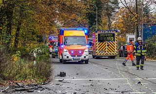 Der Opel war dem wartenden Transporter ins Heck gerast. Die Rettungskräfte fanden ein Trümmerfeld vor. - Paul Brinkmann