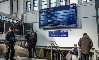 Mitten auf dem Bahnsteig masturbierte der Mann vor Frauen. Die Bundespolizei nahm ihn mit auf die Wache. - Symbolbild: Paul Brinkmann