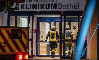 Nächtlicher Feuerwehreinsatz im Krankenhaus Gilead in Bielefeld. - Paul Brinkmann