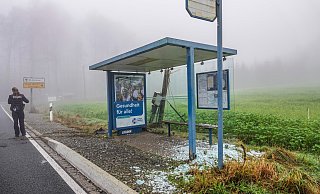 Die Bushaltestelle und der Strommast dahinter wurden stark beschädigt. - Paul Brinkmann