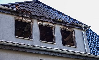 Die Wohnung im Dachgeschoss ist nach dem Brand an der Arnoldstraße in Bielefeld nicht mehr bewohnbar. - Paul Brinkmann