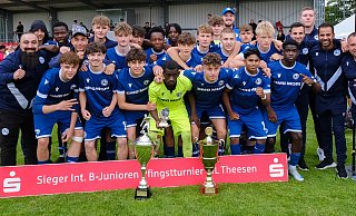 Arminia Bielefelds B-Junioren mit Pokalen beim Pfingstturnier des VfL Theesen. - Andreas Zobe