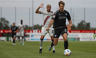 Leverkusens Exequiel Palacios lässt in dieser Spielszene lieber die Finger von Paderborns Maximilian Rohr. - IMAGO/Beautiful Sports//Meusel
