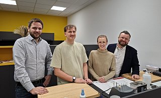 Vincent Gansel, Tomas Kovalevski, Magdalena Ferwagner und David Häusler in ihrer offenen Werkstadt in den Räumlichkeiten der früheren Volksbank-Filiale in Friedrichsdorf. - Philipp Kersten