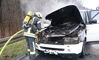 Die Feuerwehr kann einen Totalschaden an dem Wagen nicht mehr verhindern. Verletzt wird niemand. - Andreas Eickhoff
