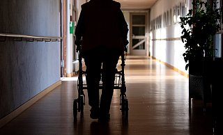 Die Corona-Pandemie beeinflusst das Leben in Altenheimen stark. Doch dank der Impfkampagne entspannt sich die Lage. - picture alliance/dpa