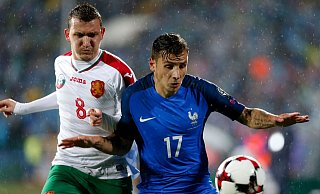 Der bulgarische Fußball-Nationalspieler Todor Nedelew (l) musste operiert werden. - Foto: Uncredited/AP/dpa