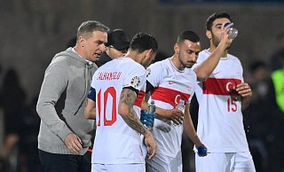 Bleibt Stefan Kuntz (l) türkischer Nationaltrainer? - Hakob Berberyan/AP/dpa