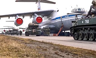 Das vom Pressedienst des russischen Verteidigungsministeriums veröffentlichte Foto zeigt russische Militärfahrzeuge, die während der Manöver auf der Krim in ein Flugzeug geladen werden sollen. - Foto: ---/Russian Defense Ministry Press Service/AP/dpa