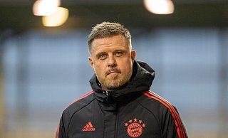 Hat den Sieg gegen die SGS Essen mit der Verletzung von Pernille Harder bezahlt: Bayern-Coach Alexander Straus. - Ulrich Gamel/Kolbert-Press/dpa