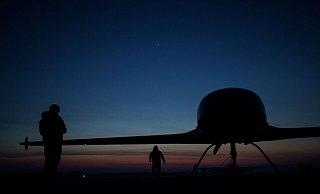 Die Ukraine greift in ihrem Abwehrkampf gegen Moskaus Angriffskrieg immer wieder russische Ziele mit eigenen Drohnen an. (Archivbild) - Evgeniy Maloletka/AP/dpa