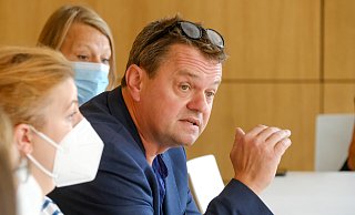 Gesundheitsdezernent Martin Adamski erläutert mit Stefanie Wecker (vorne) und Ivonne Berg, Leiterinnen der Coronaabteilung des Gesundheitsamtes, die aktuelle Situation in Bielefeld. - Andreas Zobe