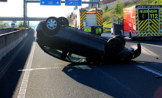 Der Kleinwagen der 33-Jährigen überschlug sich nach dem Aufprall auf die Mittelleitplanke. - Polizei